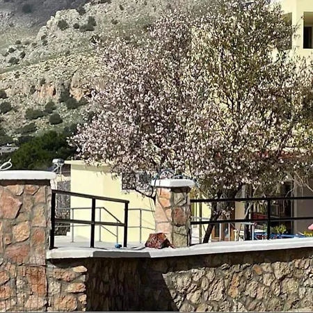 In - Rustic And Spacious By The Guest house Pefki (Rhodes)